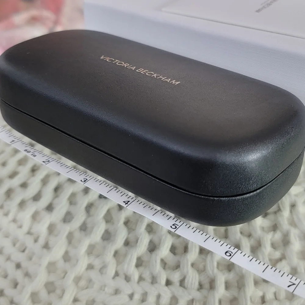 ❤️SALE❤️SALE❤️Victoria Beckham box, eye glasses case, cloth & card. - Picture 5 of 6